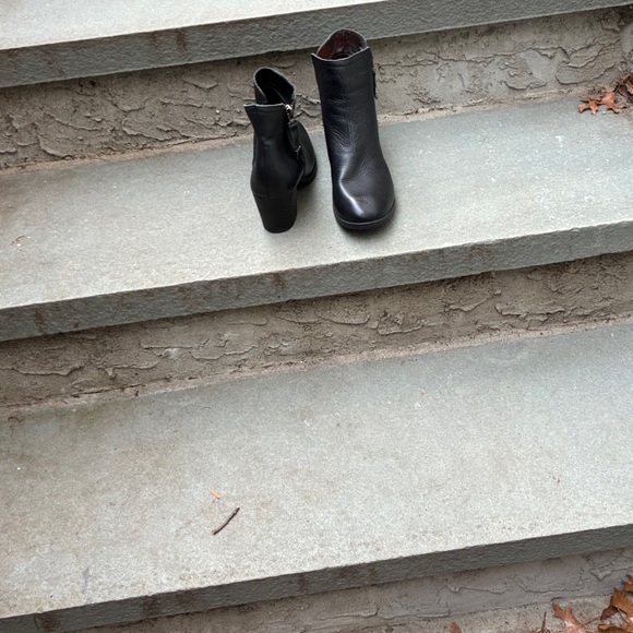 Women’s Skechers Buttery Soft Leather Black Side Zipper Ankle Booties Grunge 6 - Picture 7 of 7